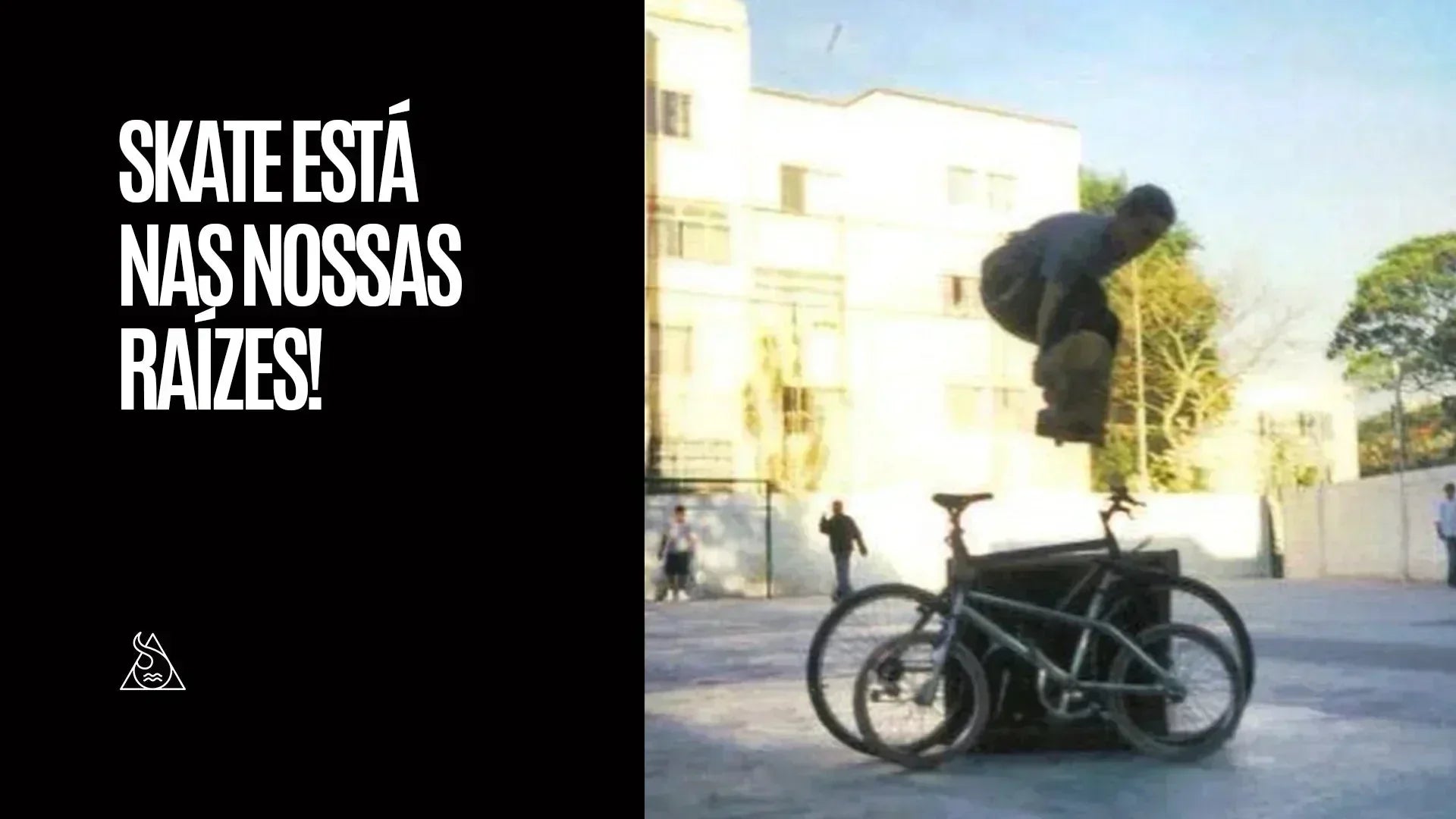 Skatista pulando com skate sobre bicicleta em praça urbana, frase 'Skate está nas nossas raízes' ao lado.
